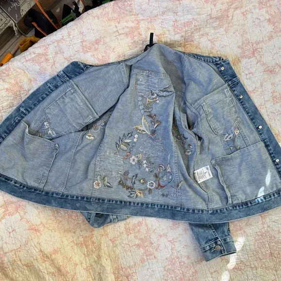 Driftwood large Embroidered Denim Jacket - Picture 11 of 13